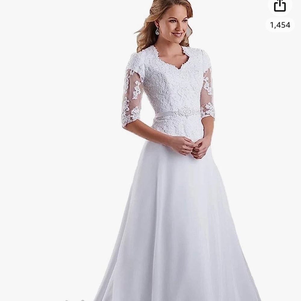 Never-worn wedding dress, perfect condition.. Size 16+